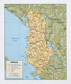 Szczegółowa mapa polityczna i administracyjna Albanii z reliefem i drogami.