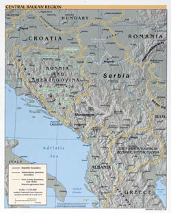 Duża mapa polityczna Bałkanów Centralnych z reliefem i dużymi miastami 1999 roku.