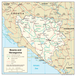 Szczegółowa mapa polityczna i administracyjna Bośni i Hercegowiny z miastami i drogami.