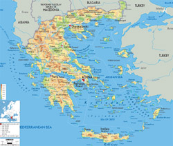 Szczegółowa mapa fizyczna Grecji z miastami, drogami i lotniskami.