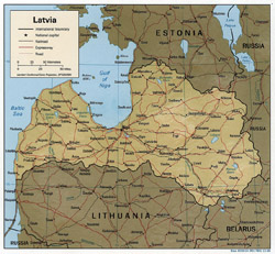 Mapa polityczna Łotwy o reliefie, drogach i miastach.
