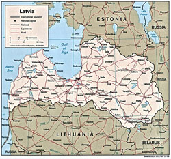 Mapa polityczna Łotwy z drogami i miastami.