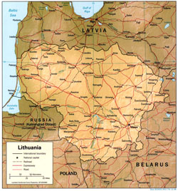 Mapa polityczna Litwy z reliefem, drogami i miastami.