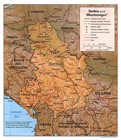 Mapa polityczna i administracyjna Serbii i Czarnogóry z reliefem, drogami i miastami.