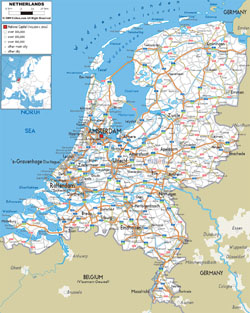 Szczegółowa mapa drogowa Holandii z miastami i lotniskami.