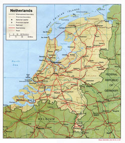 Mapa polityczna Holandii z reliefem, drogami i miastami.