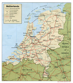 Mapa polityczna Holandii z drogami i miastami.