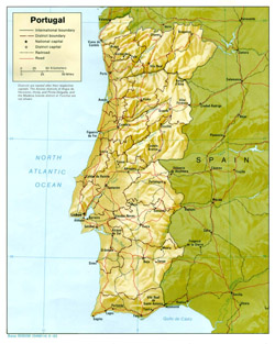 Mapa polityczna i administracyjna Portugalii z reliefem, drogami i miastami.