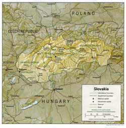 Mapa polityczna i administracyjna Słowacji z reliefem, drogami i miastami.